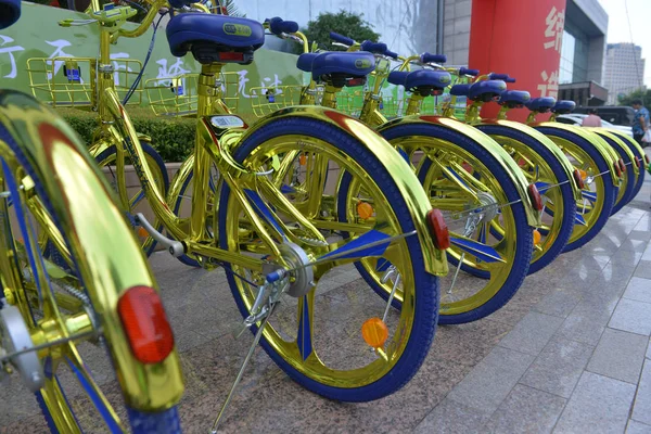 2017年8月8日 中国东北辽宁省沈阳市一条公路上排起了中国自行车共享服务公司的黄金自行车队 — 图库照片