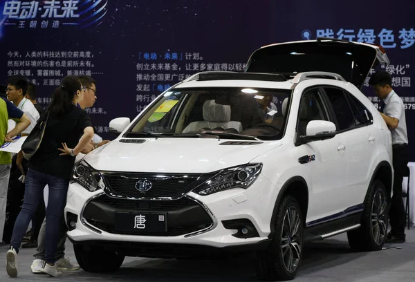 Visitatori Guardano Veicolo Elettrico Byd Tang Durante China International Green — Foto Stock