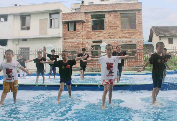 Chinesische Kinder Üben Kampfkunst Einem Schwimmbad Sich Bei Einem Sommerlichen — Stockfoto