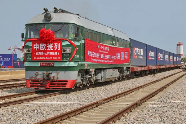 익스프레스 Duisburg 웨이하이에서 실행의 열차는 웨이하이 동쪽으로 중국의 2017 웨이하이 — 스톡 사진