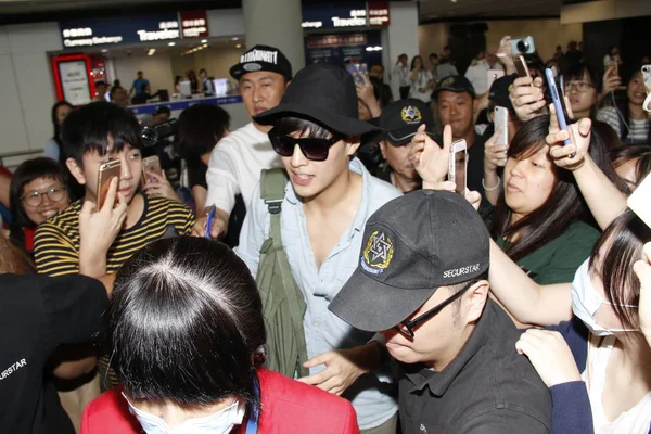 Ator Sul Coreano Kang Neul Centro Seguido Cercado Por Uma — Fotografia de Stock