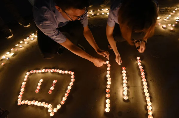 Gente Enciende Velas Para Llorar Rezar Por Las Víctimas Sobrevivientes — Foto de Stock