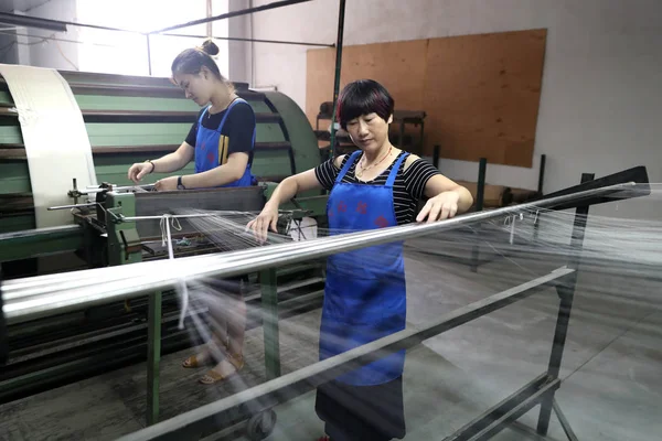 Çinli Işçiler Doğu Çin Jiangxi Eyaletinin Fuzhou Kentindeki Bir Tekstil — Stok fotoğraf