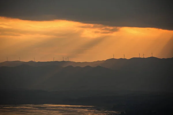 Paisaje Rayos Luz Desde Atardecer Creando Una Impresión Ovni Sobre —  Fotos de Stock