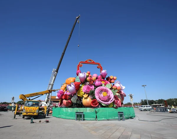 Trabajadores Chinos Instalan Flores Artificiales Gigantes Frutas Para Establecer Enorme — Foto de Stock