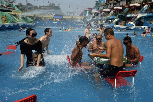 Chinese Vakantiegangers Spelen Mahjong Het Water Een Waterpark Chongqing China — Stockfoto