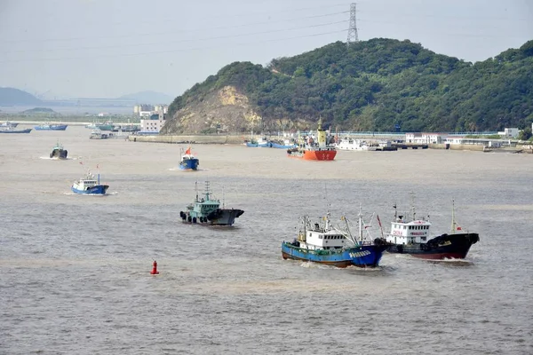 Chinese fishing boats set out to fish from a port in Zhoushan city, east China\'s Zhejiang province, 17 September 2017