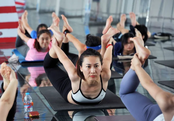 Des Dames Bureau Chinoises Pratiquent Yoga 100E Étage Shanghai World — Photo