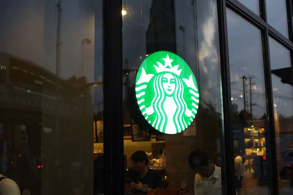 Ügyfelek Kávét Inni Egy Kávézóban Starbucks Coffee Sanghajban Kína Június — Stock Fotó