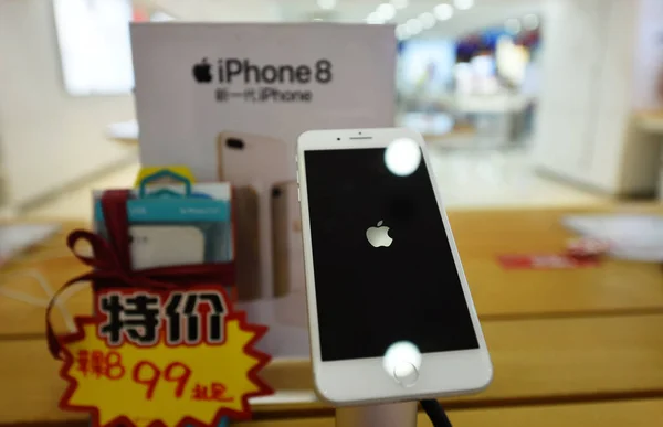 Smartphone Iphone Está Exibição Uma Loja Emblemática Apple Cidade Hangzhou — Fotografia de Stock