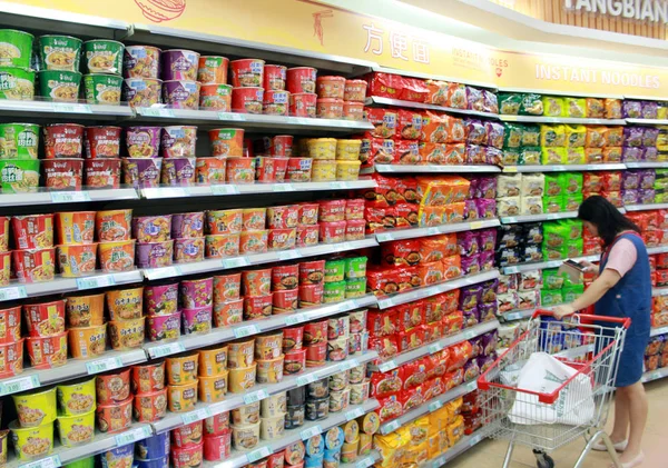 Ügyfél Üzletek Azonnali Tésztát Egy Szupermarket Nanjing Város Kelet Kínai — Stock Fotó