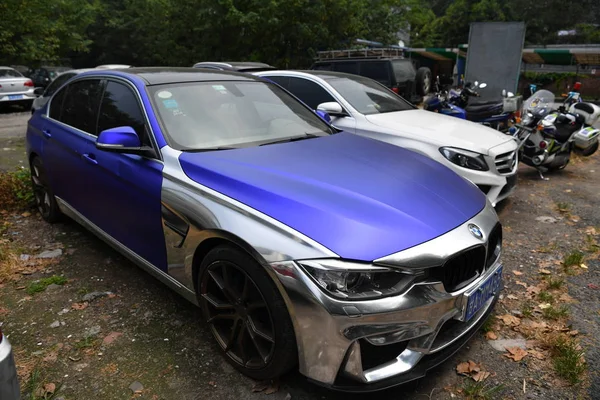 Automóvil Bmw Ilegalmente Modificado Abandonado Por Propietario Estacionamiento Ciudad Chengdu —  Fotos de Stock