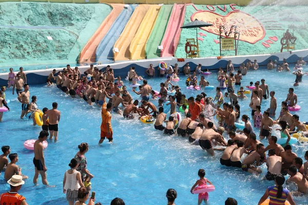 Holidaymakers Take Part Tug War Competition Water Park Chongqing China — Stock Photo, Image