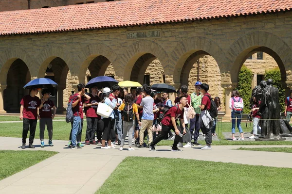 스탠포드 대학에서 스탠포드 대학을 중국인 관광객 캘리포니아 아메리카 합중국 2017 — 스톡 사진