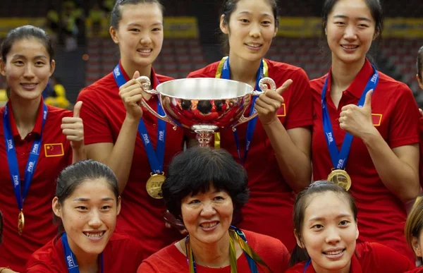 Ganadora Del Equipo Nacional Voleibol Femenino Chino Posa Con Trofeo —  Fotos de Stock