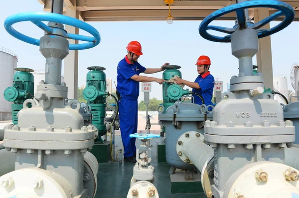 Trabajadores Chinos Revisan Tuberías Combustible Etanol Otros Tipos Gasolina Una — Foto de Stock