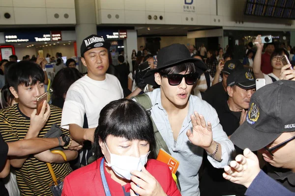 South Korean Actor Kang Neul Center Followed Surrounded Crowd Fans — Stock Photo, Image