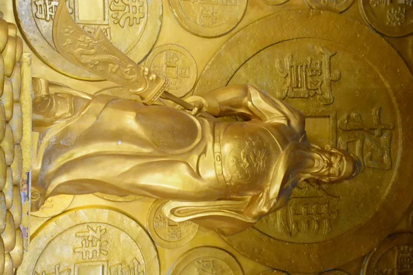 Гигантская Золотая Скульптура Китайского Генерала Гуань Высотой Метров Выставлена Музее — стоковое фото