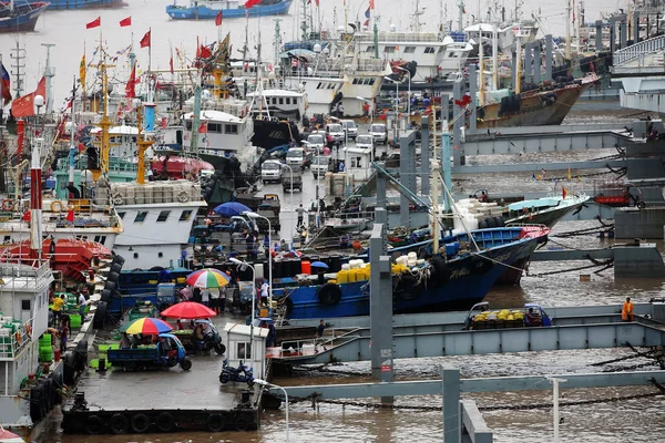 漁船は 中国東部の浙江省周山市の港で漁業禁止が解除された後 2017年9月21日に撮影された — ストック写真