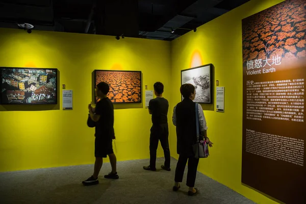 Besucher Betrachten Die Fotos Der Nationalen Geographischen Ausstellung Der Stadt — Stockfoto