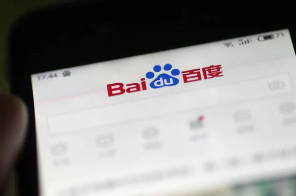 Čínský Uživatel Mobilního Telefonu Používá Mobilní Aplikaci Čínského Vyhledávače Baidu — Stock fotografie