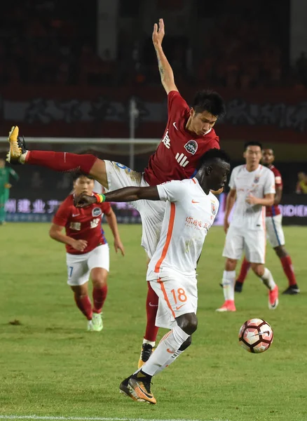 Jugador Fútbol Senegalés Papiss Cisse Derecha Shandong Luneng Patea Pelota —  Fotos de Stock