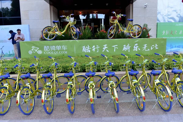 Goldene Fahrräder Des Chinesischen Fahrradverleihdienstes Coolqi Stehen Auf Einer Straße — Stockfoto