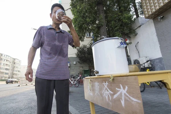 Peatón Bebe Agua Gratis Ofrecida Por Anciana China Cui Chuanmian — Foto de Stock