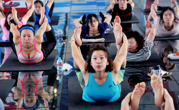 Des Dames Bureau Chinoises Pratiquent Yoga 100E Étage Shanghai World — Photo
