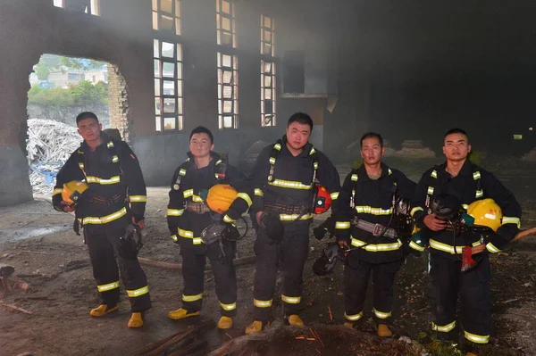 Пожарные Выстроились Очередь После Тушения Пожара Время Съемок Рекламного Ролика — стоковое фото