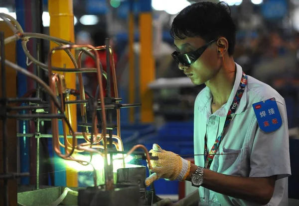 Trabajador Chino Suelda Piezas Para Acondicionadores Aire Línea Montaje Una —  Fotos de Stock