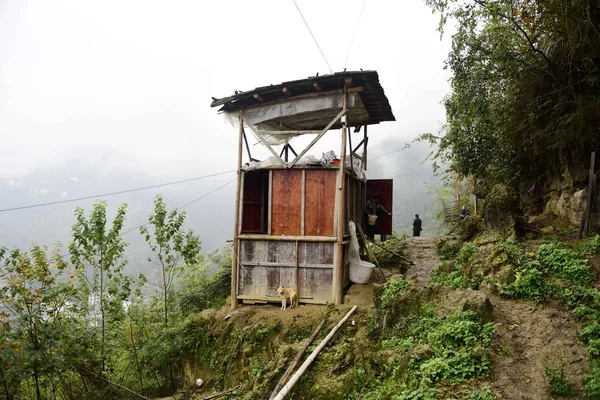 Vista Casa Onde Agricultor Chinês Zheng Yunguo Vive Uma Montanha — Fotografia de Stock