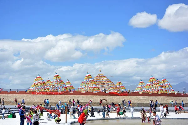 Turistas Visitam Chaka Salt Lake Condado Ulan Haixi Mongol Prefeitura — Fotografia de Stock