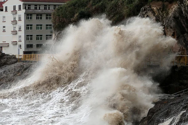 Massiva Vågor Från Tidvattens Borrning Orsakas Typhoon Talim Uppsving Förbi — Stockfoto