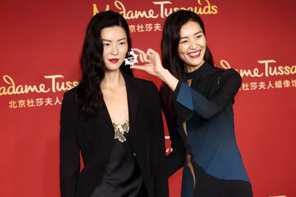 Modelo China Liu Wen Derecha Posa Con Una Figura Cera — Foto de Stock