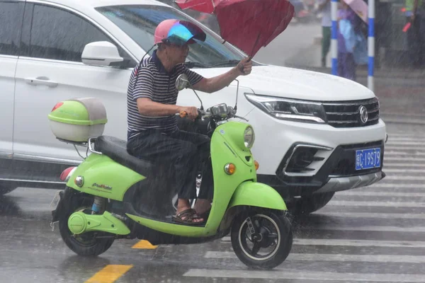 Ciclista Enfrenta Fuertes Vientos Fuertes Lluvias Causadas Por Tifón Doksuri — Foto de Stock