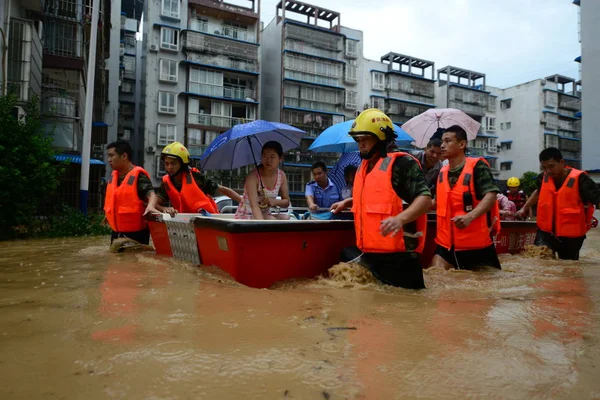 Китайские Спасатели Эвакуируют Местных Жителей Надувной Спасательной Шлюпке Затопленных Районов — стоковое фото