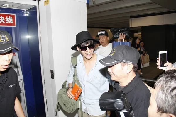 2017年8月28日 韩国演员 中锋康哈纽尔在中国香港香港国际机场降落后 被一群球迷跟踪和包围 — 图库照片