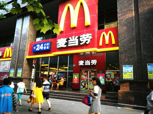 Pedestres Passam Por Restaurante Fast Food Mcdonald Cidade Huaibei Província — Fotografia de Stock