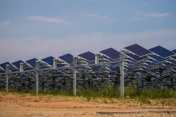Ηλιακοί Συλλέκτες Εγκαθίστανται Φωτοβολταϊκή Μονάδα Παραγωγής Ενέργειας Του Ομίλου Πάουερ — Φωτογραφία Αρχείου
