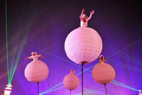 Entertainers Australia Strange Fruit Dance Troupe Perform Atop Flexible Poles — Stock Photo, Image
