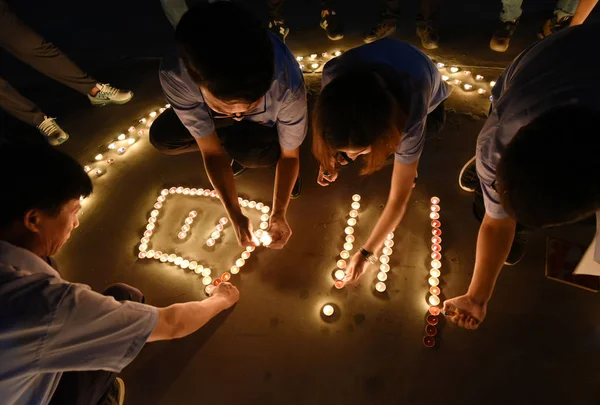 Gente Enciende Velas Para Llorar Rezar Por Las Víctimas Sobrevivientes — Foto de Stock