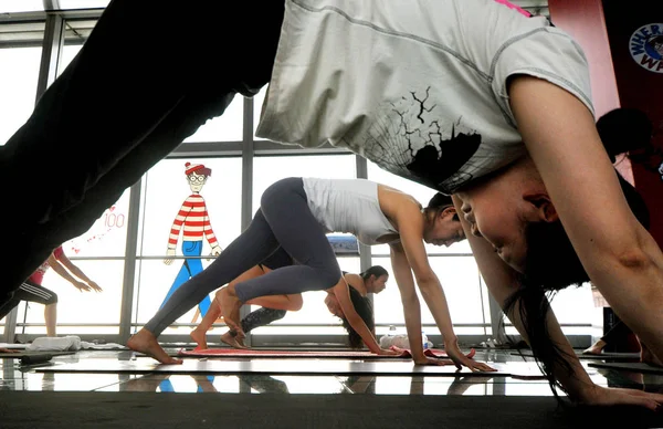 Chinese Office Ladies Practice Yoga 100Th Floor Shanghai World Financial — Stock Photo, Image