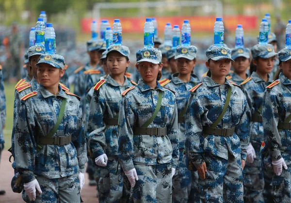 Onlar Bir Askeri Eğitim Nanning Üniversite Kampüsünde Açık Stadyum Üzerinde — Stok fotoğraf