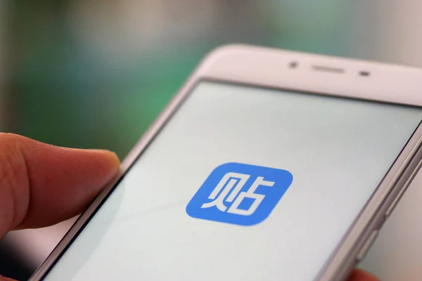 Utente Cinese Telefonia Mobile Utilizza App Mobile Della Piattaforma Comunicazione — Foto Stock