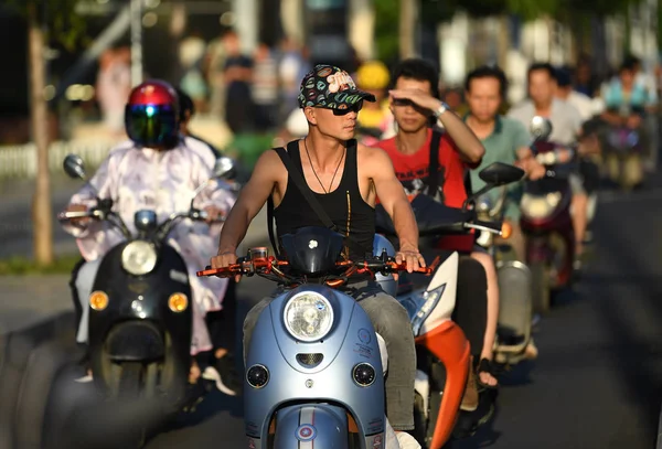 Massen Von Anwohnern Fahren Mit Elektrofahrrädern Auf Einer Straße Der — Stockfoto