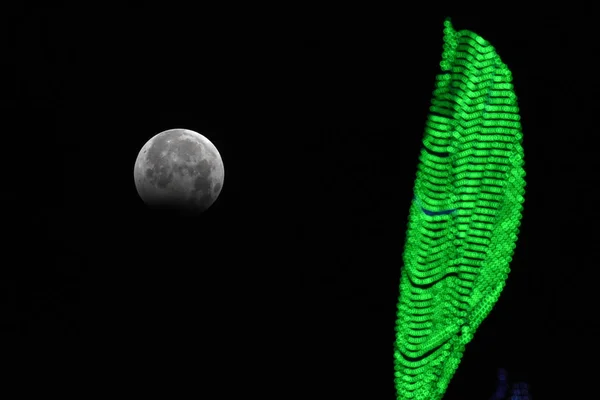 Uma Porção Lua Atravessa Sombra Terra Durante Eclipse Lunar Parcial — Fotografia de Stock