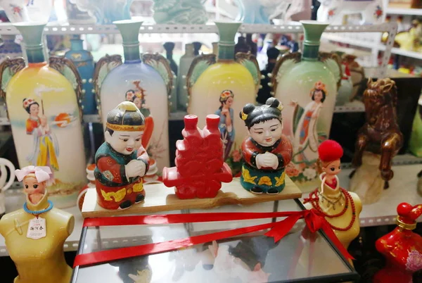 9月9日 5岁的中国收藏家刘国福在中国东北吉林省长春市家中展出了 5岁的中国收藏家刘国福采集的饮酒船只 — 图库照片