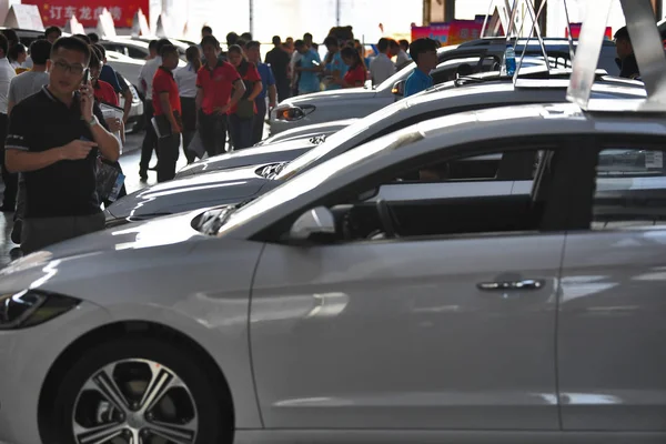 Mensen Kijkt Naar Auto Koop Een Autohandel Markt Nanning City — Stockfoto