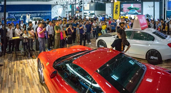 Persone Visitano Stand Della Ferrari Durante Una Mostra Automobilistica Nella — Foto Stock